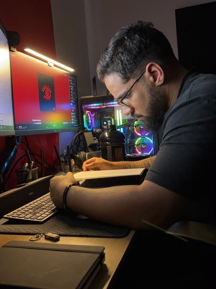 Matheus Lemes em sua estacao de trabalho